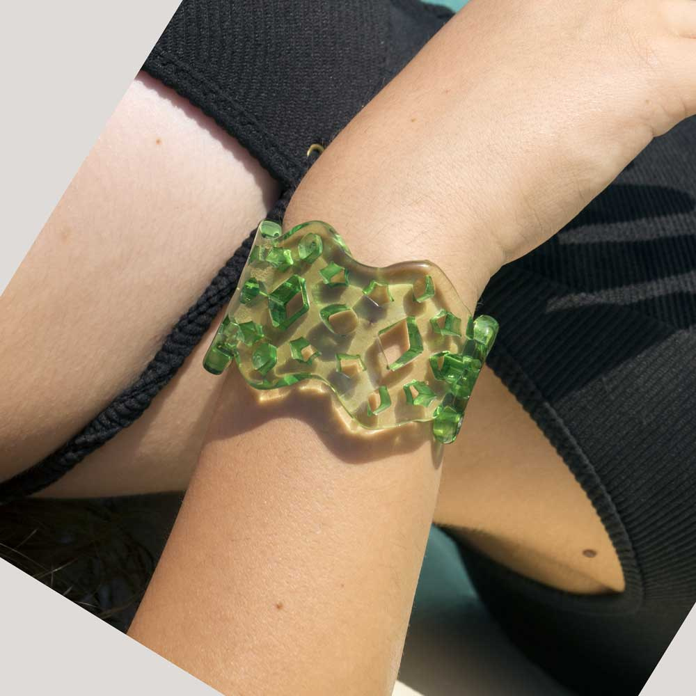 bracciale traforato merletto plexiglass verde bosco indossato